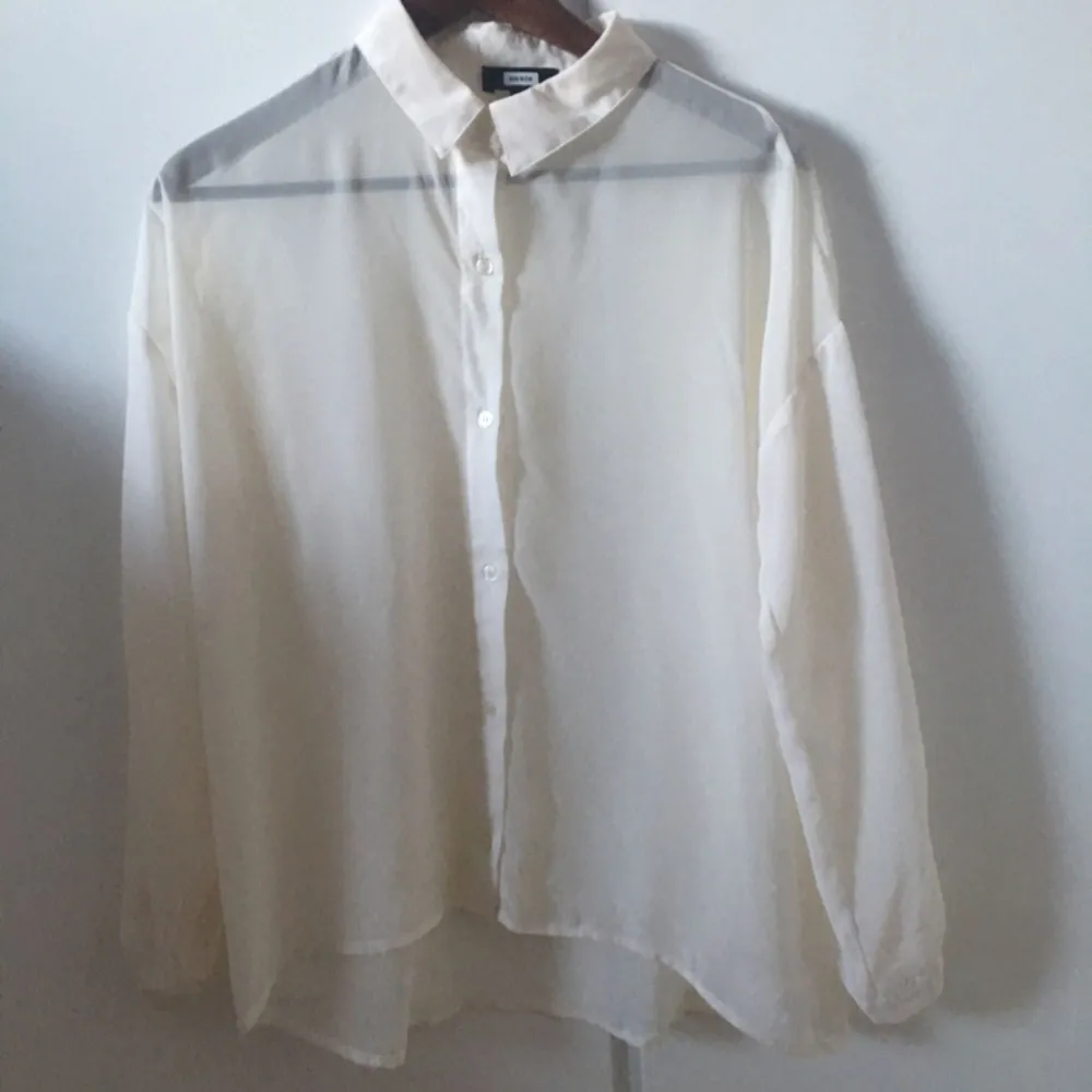 Superfin oversized (för att vara xs) skjorta från bik bok. Använd ett fåtal gånger. Köparen står för frakt 💌 Kan också hämtas i Stockholmsområdet. . Skjortor.
