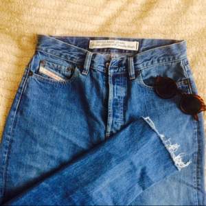 Supersnygga vintage jeans från Diesel -  raka ben, högre midja ✨👌 Storlek 30 L34, enligt lapparna, men jag uppskattar dem till 27/28 L32 (avklippta).
