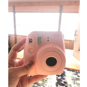  - Fujifilm instax mini 8 📸  Sparsamt använd så finns inget fel på kameran. Det som medföljer är en kamera väska och ett paket med 10 st filmer (sitter 4st filmer kvar i kameran) ☺️ Kan skicka men köparen står för frakt som blir 58kr 📮 Katt finns i hemmet 🐈