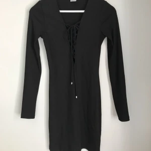  - Super fin tight klänning med snörning framtill. Frakt tillkommer 