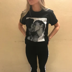  - Skitsnygg cool tröja som uppmärksammar allas rätt till kärlek oavsett vem man älskar! För fler bilder kolla in på @sameloveuf på Instagram