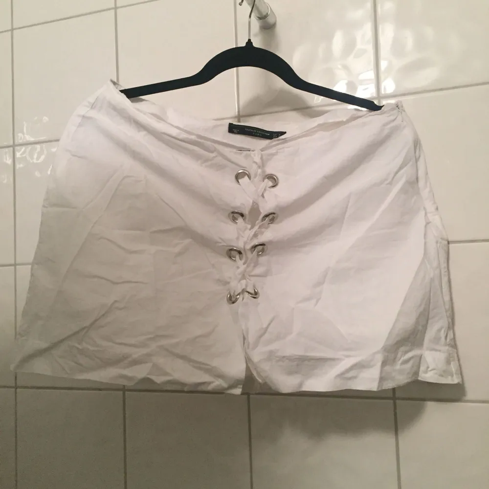 🧡 FRAKT INGÅR ALLTID I PRISET! 🧡 Vit minikjol med insydda shorts från Zarah Trafaluc Collection. Dragkedja i sidan. Endast använda 2 ggr!. Kjolar.