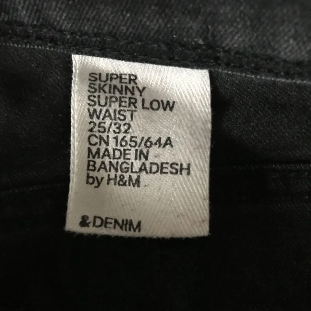 Snygga jeans från H&M med låg midja. . Jeans & Byxor.
