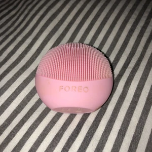  - En foreo luna rengöringsborste, som är använd en enstaka gång😊 den är köpt för 300kr och säljs för 100kr💕 den kan fraktas men då får köparen stå för frakten!💕😊