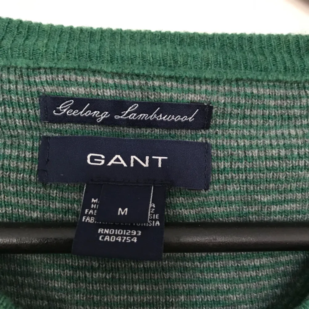 Säljer nu min gröna GANT tröja för 150kr. Storlek M. Knappt använd. Tröjor & Koftor.