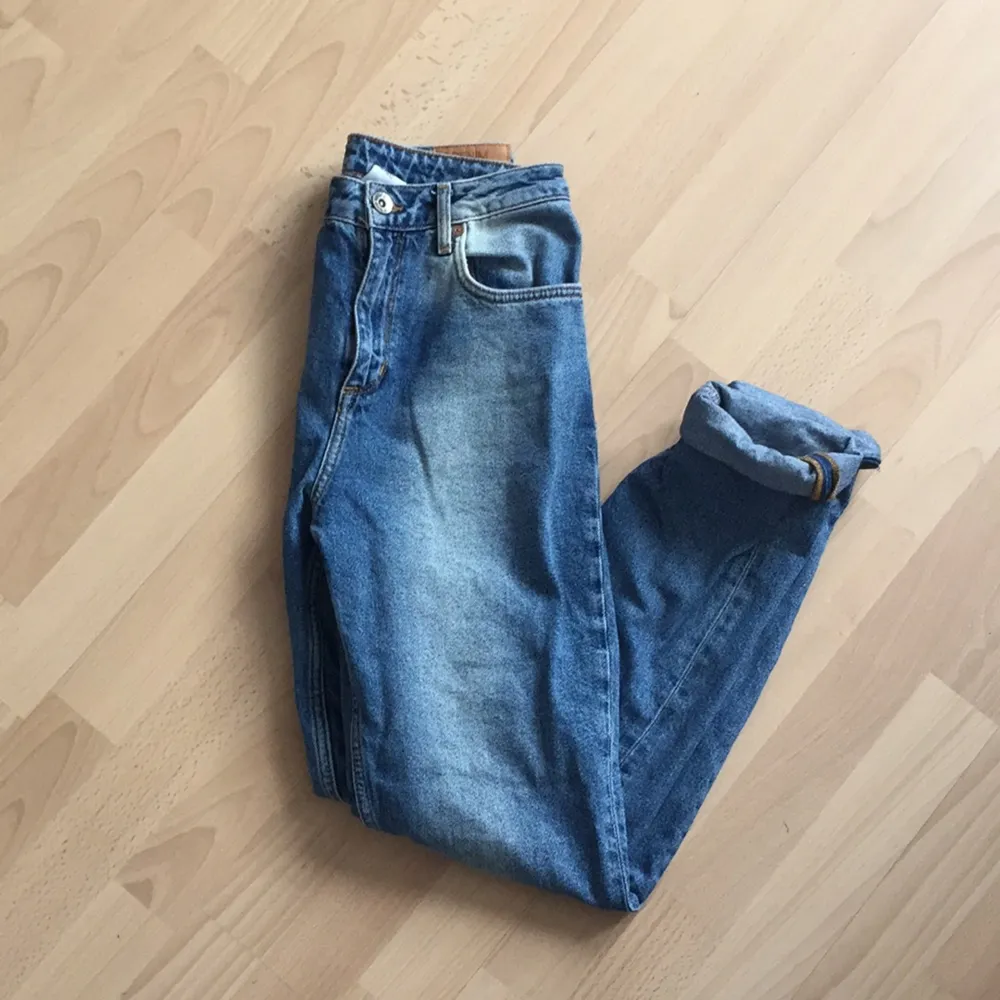 Mom jeans h&m Jag har 27-26 i midjan i vanliga fall men dom här är för stora för mig hög midja 🐋. Jeans & Byxor.
