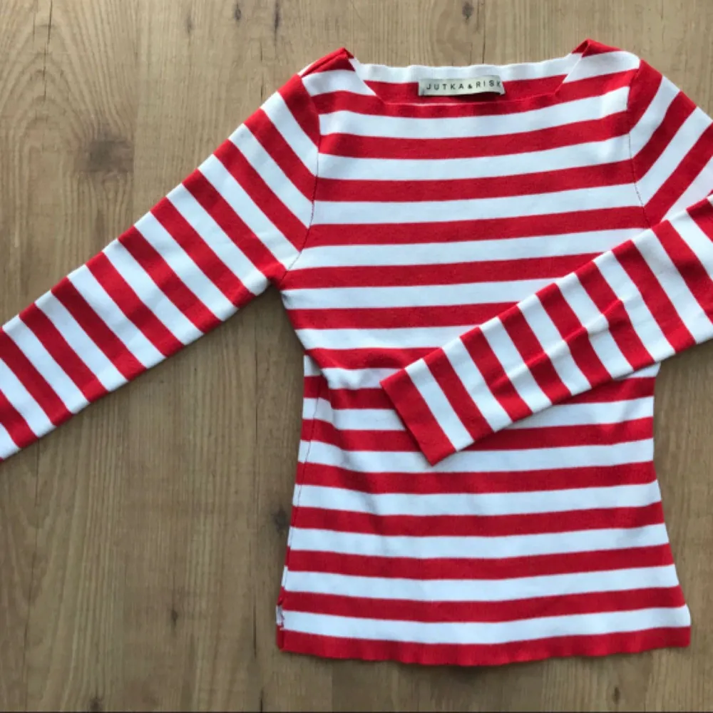 If finding Waldo is your favourite game, this might just be your sweater! I love it a lot, much the hard reality is that it doesn’t flatter my body shape as it’s skinny. Medium size very new warm sweater. Antwerp based Jukta & Riska are the creators behind this piece . Tröjor & Koftor.
