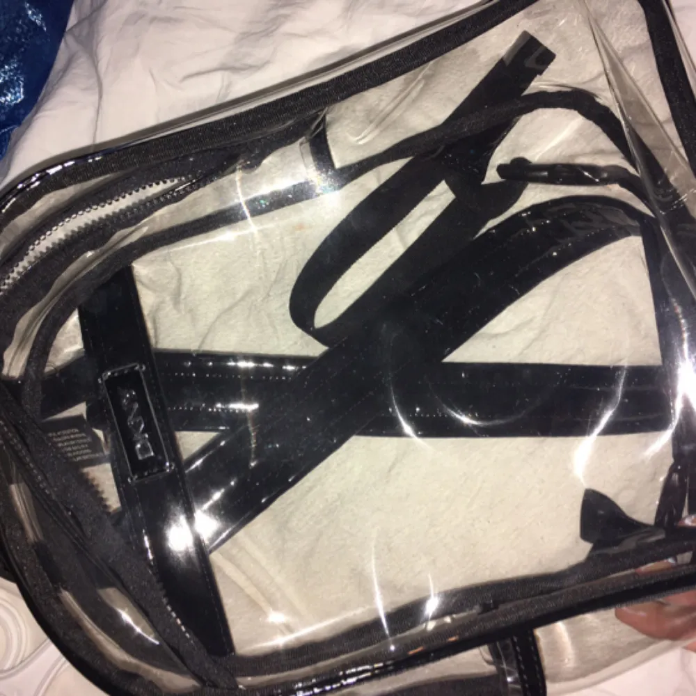 DKNY backpack, självklart äkta! Aldrig använd, den sitter bra och har bott i en dustbag så inga repor eller liknande finns. Nypris: 1240:-. Väskor.