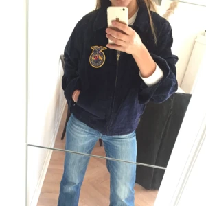  - Manchesterjacka, ca strl 38. Mörkblå.