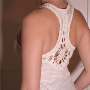  - Odd Molly linne med virkad rygg!  Aldrig använd. Kan mötas i Stockholm, annars står köparen för eventuell frakt.