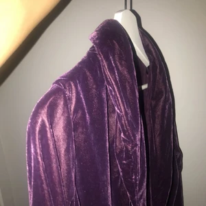  - Supersnygg kavaj i sammet från Lindex. Man får med ett skärp runt om midjan. Inte använd någongång.