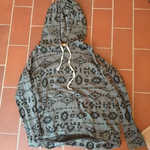  - Hollister Hoodie i tunnt skönt material! Endast använd 1 gång så den är super skick :) 