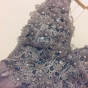  - Fanstastisk fest/bal klänning. Grå/silver. Nya. Babydoll style