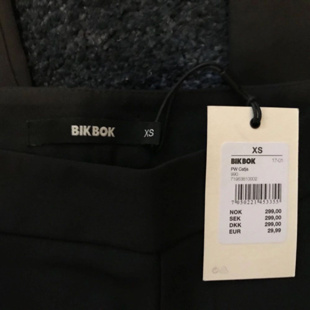 Helt nya byxor från BikBok, lappen | Plick Second Hand