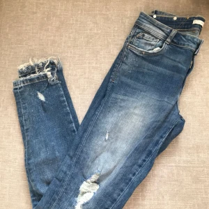  - Snygga jeans från zara, passar S och M