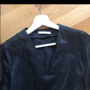  - JÄTTEfint sidenliknande set i mörkblått från Wera. Byxorna är nya med tags och överdelen är använd två ggr och tvättad vid ett tillfälle. Överdelen är i storlek 34 och byxorna storlek 36. Priset inkluderar frakt. Kan visa fler bilder vid efterfrågan! :))