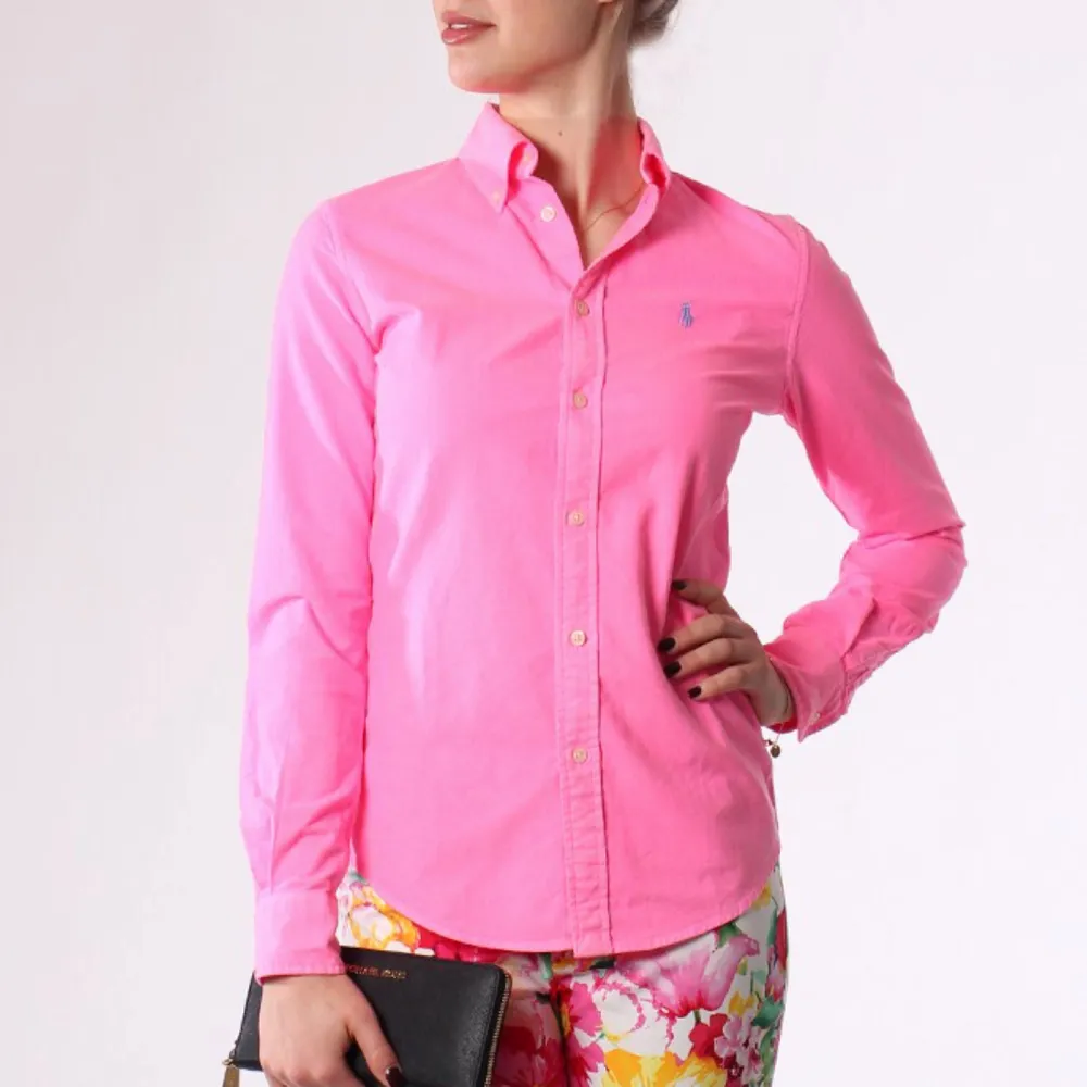 Supersöt neonrosa Ralph Lauren skjorta, använd 2 ggr. Strlk S.. Skjortor.