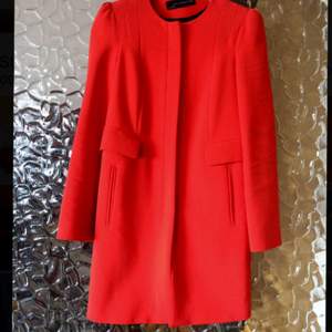 Inled våren i stil men en snygg röd kappa från Zara! Storlek XS. Bra skick. 