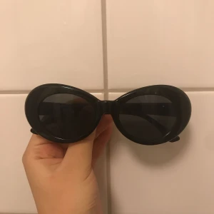 - Hel svarta ovala glasögon, frakt inkluderat i priset!
