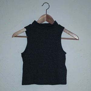  - Mörkgrå cropped turtleneck