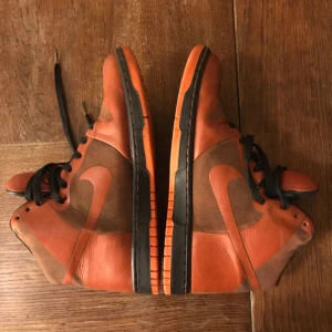  - Nike Dunk High 1 Piece Orange Spice i Trevligt begagnat skick. US9 / EU 42,5. Hämtas i Uppdala eller skickas mot fraktkostnad 