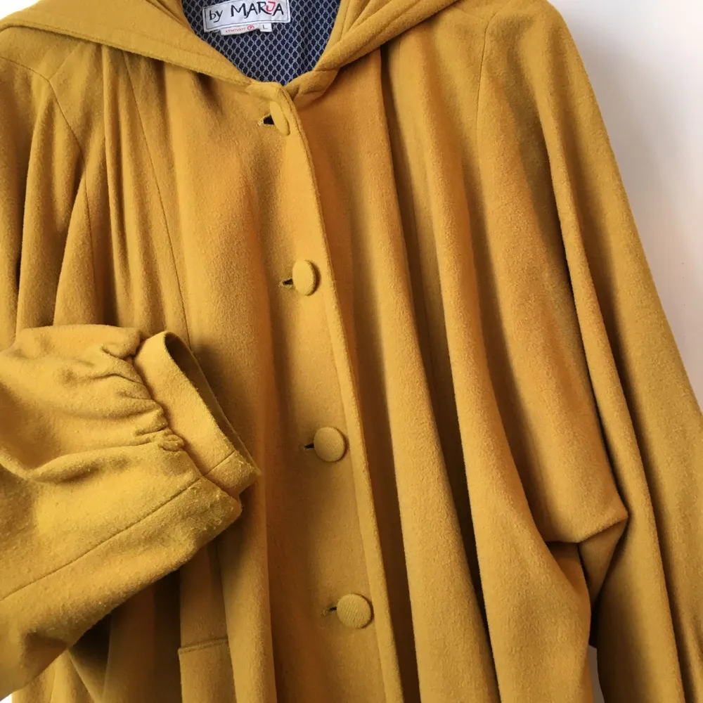 Snygg orange/gul kappa med luva i storlek large. Hel och ren, använd tre gånger. Superskön och passar bra som ”övergångsjacka” från höst till vinter/ vinter till vår! . Jackor.