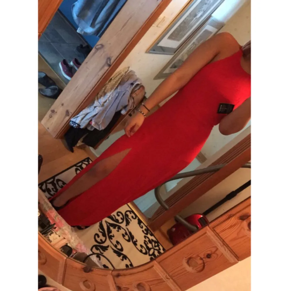 Röd klänning ifrån NLY 👗  Bara använd 1 kväll då vi hade avslutningsmiddag. Ganska lång på mig som är 169 cm så skulle rekommendera att använda högklackade skor eller sy upp den ☺️  Finns katter i hemmet 🐈 köparen står för frakt! . Klänningar.