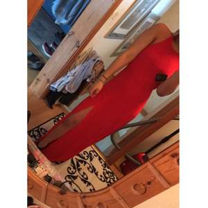Röd klänning ifrån NLY 👗  Bara använd 1 kväll då vi hade avslutningsmiddag. Ganska lång på mig som är 169 cm så skulle rekommendera att använda högklackade skor eller sy upp den ☺️  Finns katter i hemmet 🐈 köparen står för frakt! 