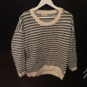  - Blåvit Lee. Väldigt skön och mysig! Knappt använd.