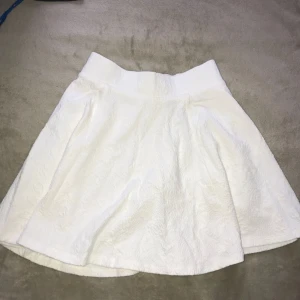  - Vit kjol med fina blommor på 