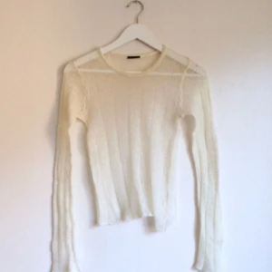  - Vit ”virkad”/stickad transparent, tröja, lite 90-tal. Väldigt töjbar i sitt material. 🌸