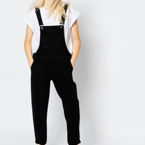  - Skiiiiitsnygga hängselbyxor från Monki 💫 Bara använda 5-6 gånger förra sommaren. Observera att det är ett litet jack i baken (gammalt hål) (som jag sytt igen) (sista bilden), men utöver det är dom som nya! 