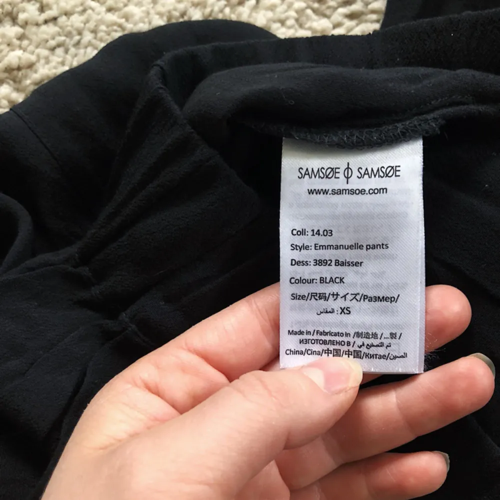 Super sköna svarta byxor från märket Samsøe. Hög midja. Storlek XS.  Stretchiga, passar även S.. Jeans & Byxor.