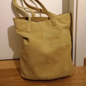  - Don Donna väska, mörk gul, suede, ord. pris 999kr