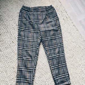  - Rutiga byxor med resår i ryggdelen av midjan, jag är 170 och på mig går de till nedre delen av vaden. Säljer pga använder aldrig, köpare står för eventuell frakt :))