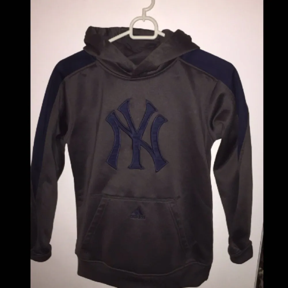 Unik hoodie från Adidas samarbete med Yankees!  . Hoodies.