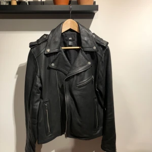  - Äkta skinnjacka 2999kr nypris. 