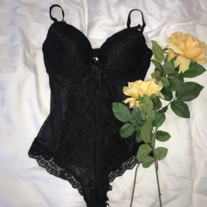  - Superfin och sexig spetsbody med bh-struktur, pushup och string. Har även en liten rosett med diamant mellan brösten. Supercool att ha till ett par byxor när man går ut eller när man bara vill känna sig lite extra tjusig😉 själv har jag bara använt den 1 gång då den är lite för lite för mig. Det står att det är Storlek 40 men jag är en S ibland XS och den sitter perfekt på mig förutom vid brösten. Jag har en lite större byst men den passar mig runt om (jag har 70). Jag skulle tippa att bhstorleken motsvarar 70/75 B-D. FRI FRAKT som vanligt! Ställ så många frågor du vill!Happy shopping!⭐️⭐️