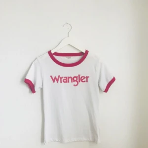  - En fräsch wrangler t-shirt retro kabel, använd fåtal gånger! 50% bomull 50%polyester 💃🏼 ordinarie pris 300kr, mitt pris 150.  