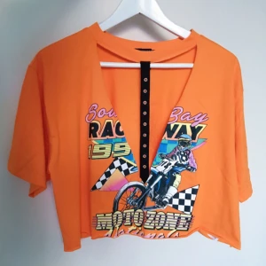  - Croppad T-shirt från Forever 21. Köpt i Japan. Frakt 35kr