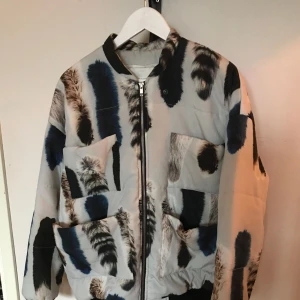  - Carin Wester reva fox Bomber jacka storlek medium super fint skick
