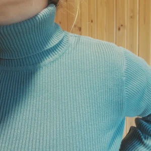  - Jätteskön ljusblå polotröja i bomull! Lite kängre modell men funkar super att ha instoppad i byxor o kjol med hög midja. Inklusive frakt!