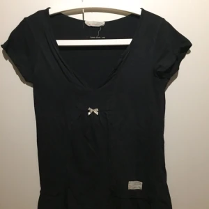  - Fin svart blus från Odd Molly! 🌻 Haft den ett tag, men inte använt den särskilt mycket! 🦋 Simpel, men otroligt fin till vardags. 🌸 Kan skickas, men då står köparen för frakt. 💌 Katt finns i hemmet! 🐈