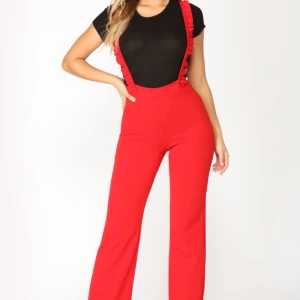  - Röd byxdress från den amerikanska webbshoppen fashion Nova! Helt oanvänd med prislappar kvar. Materialet är stretchigt! Kan mötas i Uppsala eller fraktas 🌹