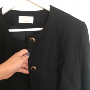  - En supersnygg kavaj från en affär i London. Supersnygga knappar. Den funkar för 36-38:or. Den kanske blir lite over size för 34or✨⭐️