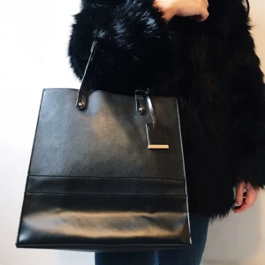  - Shoppingbag från Atmosphere säljes för 50kr, frakt tillkommer. Betalning sker via swish.