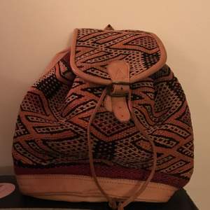 Säljer denna jättefina handsydda ryggsäck då jag inte använder den så mycket som den förtjänar. Köpt i Marrakech. Den är gjord av skinn och vävt tyg. I fint skick! Köparen står för frakten. 