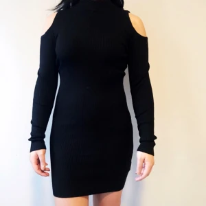  - Klänning från Atmosphere med cutout detalj vid axlarna i storlek M säljes för 50kr, frakt tillkommer. Betalning sker via swish.