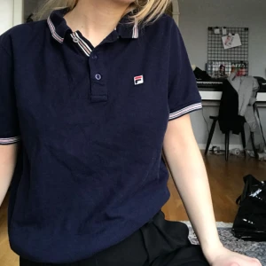  - Pikétröja från Fila. Använd ca 5 ggr. Jättebra skick!  Möts upp i Stockholm, annars tillkommer frakt!
