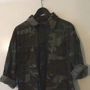 Assnygg, kamouflage-jacka som är köpt på en vintage-affär. Funkar både som vårjacka och inomhus-jacka!